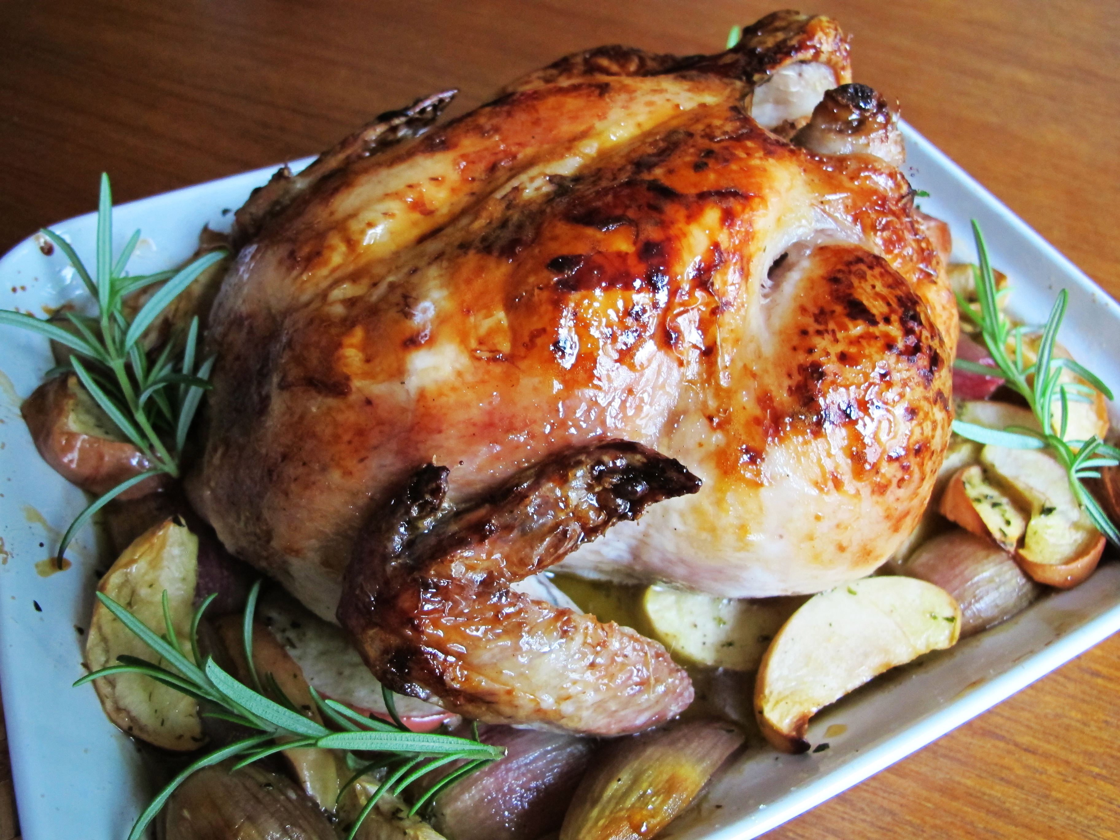 Курица в духовке самый простой рецепт. Курица в духовке. Приготовить курицу в духовке. Курица запеченная целиком. Курица в духовке целиком.